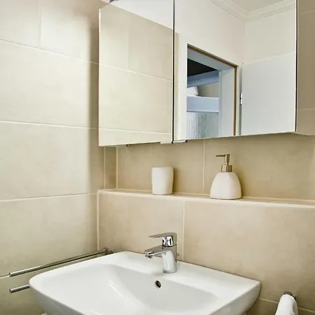 Tra7c Kossmann Apartment *